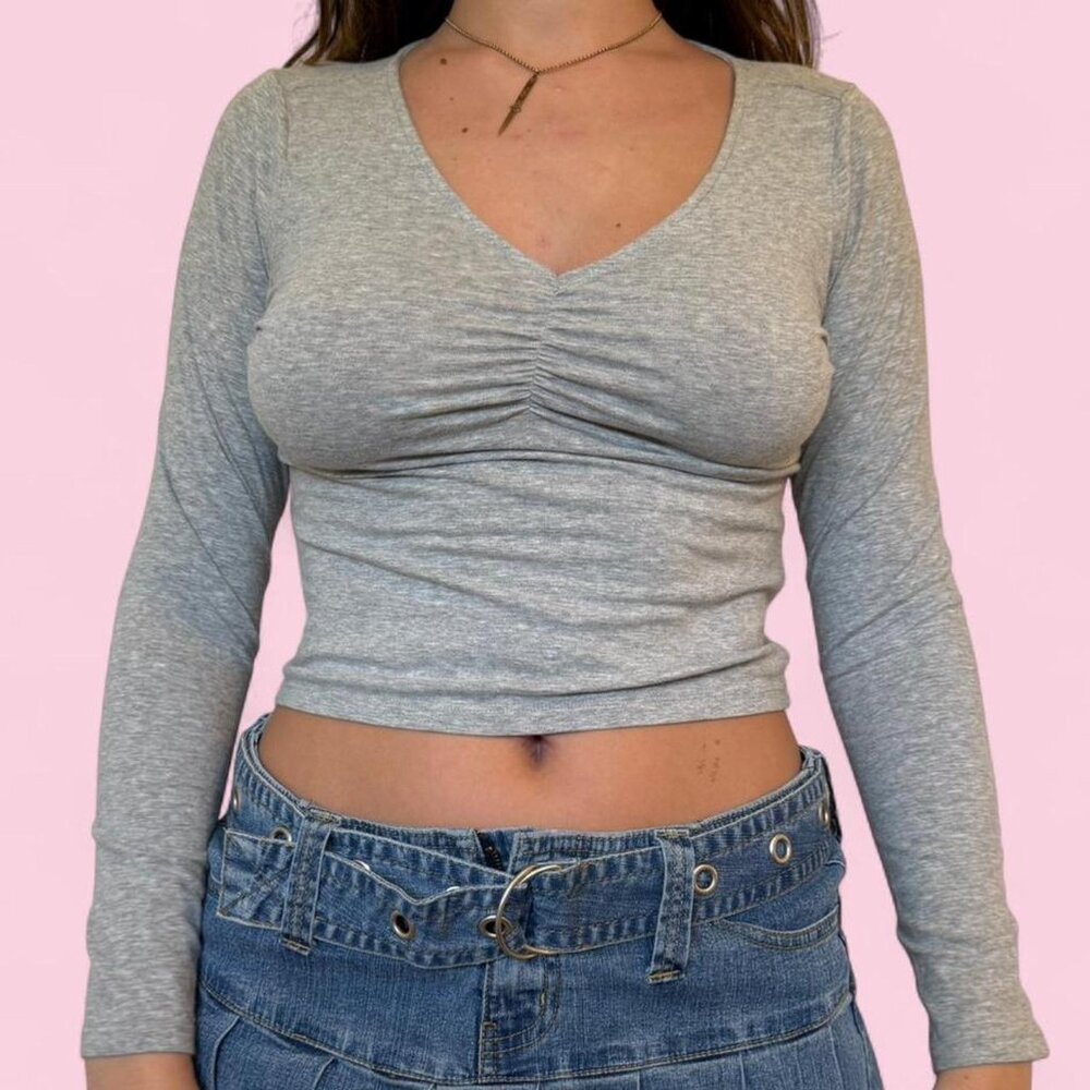 h&m light gray long sleeve ruched crop top